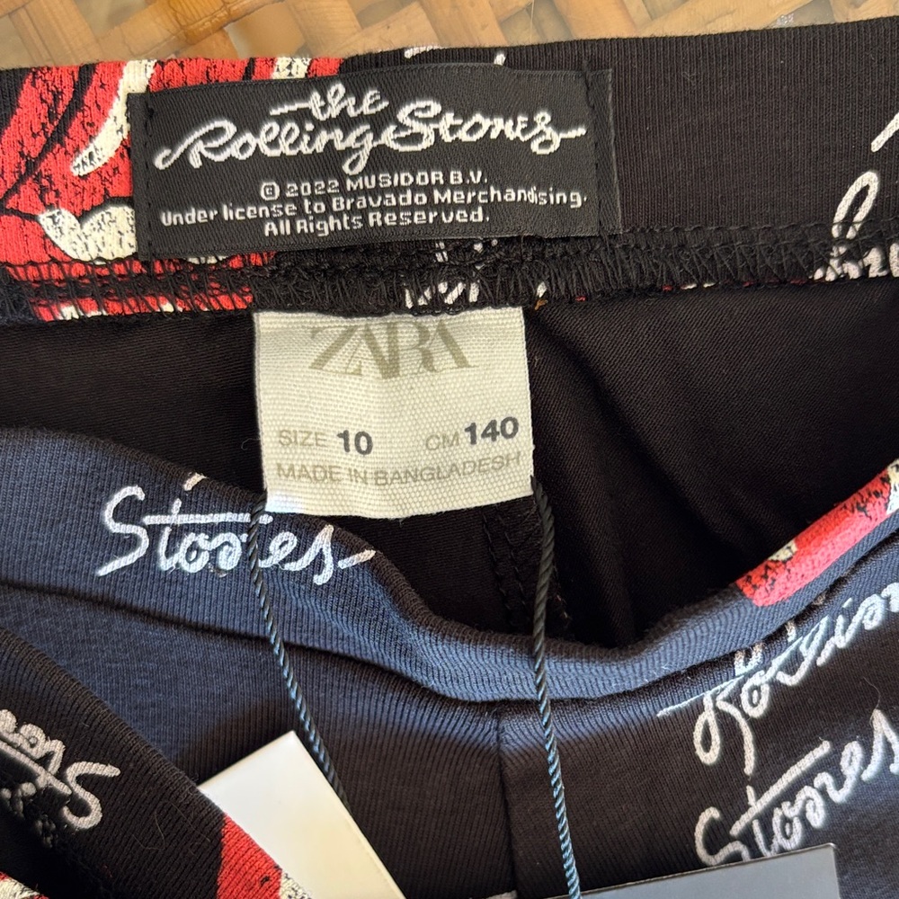 Rolling Stones Zara Black Leggings with Red Tongue Print 10 12 NWT - Picture 5 of 6